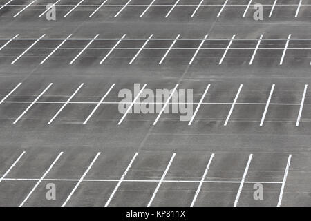 Leeren Parkplatz mit weißen Markierung Stockfoto