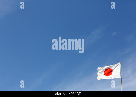 Japanische Flagge im Wind vor blauem Himmel Stockfoto