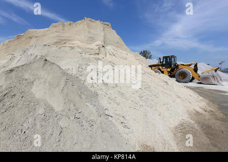 Graue Kies Sand Damm mit planierraupe Stockfoto