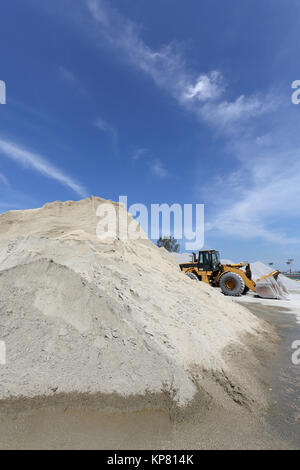 Graue Kies Sand Damm mit planierraupe Stockfoto