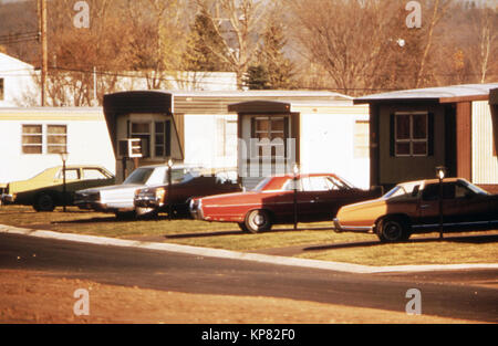 Alte Autos vor Mobilheime in einem trailer park in New Ulm, Minnesota 1973 Stockfoto