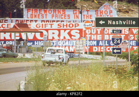 Visuelle Verschmutzung auf der Interstate 24 östlich von Nashville, Tennessee, September 1972. Stockfoto