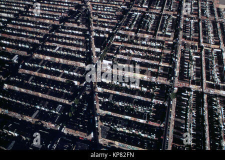 Bausteine und Bausteine oder Reihenhäuser in einer armen Nachbarschaft in Philadelphia, PA Stockfoto