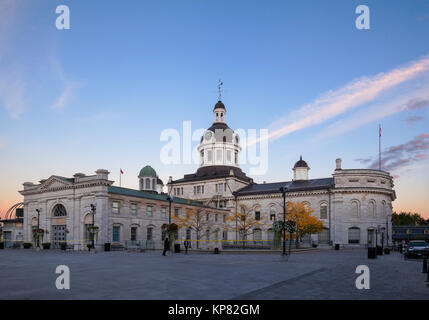 Kingston Stadt Halle ist im neoklassischen Stil erbaut und wurde nach den Plänen des Architekten George Browne gestaltet es hier von der Rückseite, die Gesichter gesehen ist King St E. Stockfoto