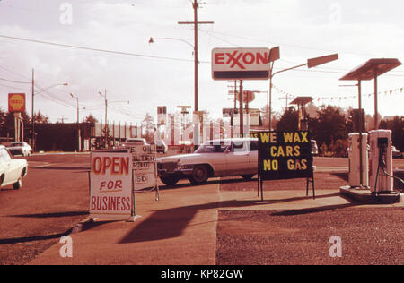 'Kein Gas' Zeichen Waren ein alltäglicher Anblick in Oregon im Herbst 1973. Diese Station an der Küste war offen für jede Art von anderen als der Verkauf von Benzin. Viele Stationen geschlossen Früher, später Geöffnet und Geschlossen an den Wochenenden 10/1973 Stockfoto