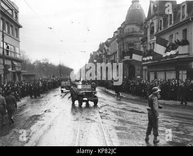 Happy Massen der Franzosen grüße Konvois des 28 Infanterie Division, die durch die Stadt von Colmar, Frankreich, nach seiner Befreiung am 3. Februar 1945 Stockfoto