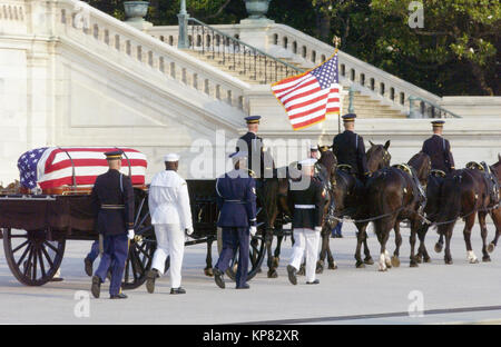 Eine kombinierte UNS militärische Ehrengarde Detail wartet der 40. Präsident der Vereinigten Staaten Ronald Wilson Reagan in seiner Fahne zu tragen - Schatulle bis drapiert mehr als 60 Treppe hinauf in die Hauptstadt Gebäude Rotunde. Stockfoto