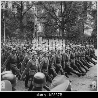 Eine Parade von deutschen Soldaten marschiert durch Warschau Polen im September 1939 während des Zweiten Weltkrieges Stockfoto