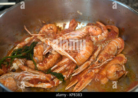 Vorbereitung Risotto mit Scampi Creme Stockfoto