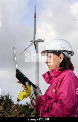 Frau Ingenieur Kontrolle Windkraftanlagen. Stockfoto