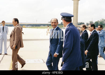 Präsident Anwar Sadat von Ägypten wird von einem Oberst bei der Abreise nach seinem Besuch in den Vereinigten Staaten begleitet. Stockfoto