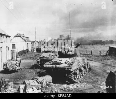 Amerikanische Panzer Fans in der Nähe von Gelin, Belgien zu Knall am Eingeschlossene deutsche Infanterie Stockfoto
