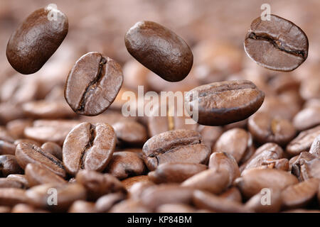 Fliegen fliegen Kaffeebohnen Kaffee aus frisch gemahlenen Bohnen Stockfoto