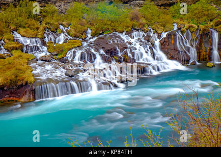 Der kleine Hraunfossar Wasserfall in Island Stockfoto