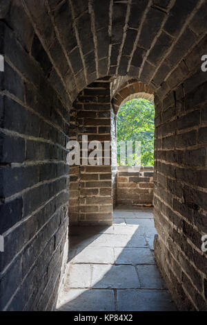 Die Große Mauer in China ist eine Reihe von Festungen aus Stein, Ziegel, stopfte Erde, Holz und andere Materialien, die in der Regel gebaut entlang einer Ost-West- Stockfoto