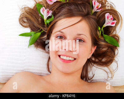 Junge Frau in Spa Studio Stockfoto