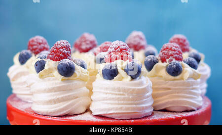 Australische mini pavlovas und Fahnen in den Farben Rot, Weiß und Blau für Australien Tag oder nationaler Feiertag Party Food behandelt. Stockfoto