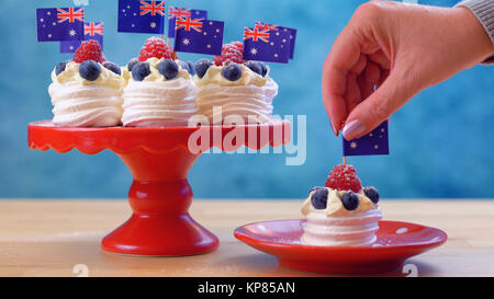 Australische mini pavlovas und Fahnen in den Farben Rot, Weiß und Blau für Australien Tag oder nationaler Feiertag Party Food behandelt. Stockfoto