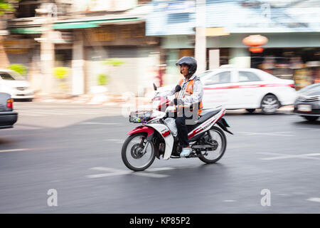 BANGKOK, THAILAND - 24. April: der Fahrer des Motorrades Taxis in Bangkok am 24. April 2016 in Bangkok, Thailand. Stockfoto