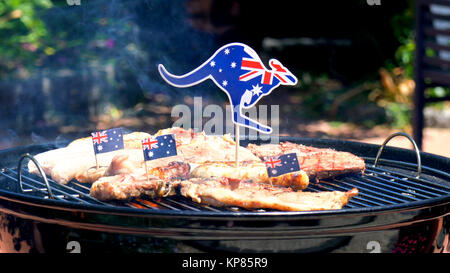 Iconic australisches BBQ Nahaufnahme von Mann kochen Koteletts, sausgaes und Steak, draußen im Garten. Stockfoto