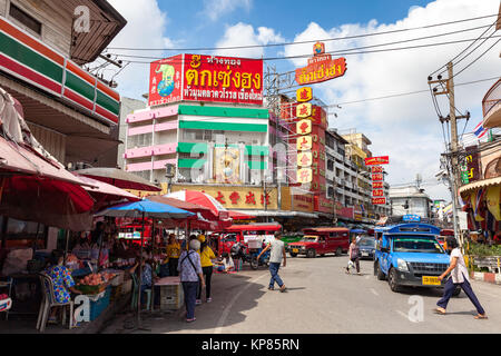 CHIANG MAI, THAILAND - 24. August: Menschen auf der Straße von Chiang Mai am 24. August 2016 in Chiang Mai, Thailand. Stockfoto