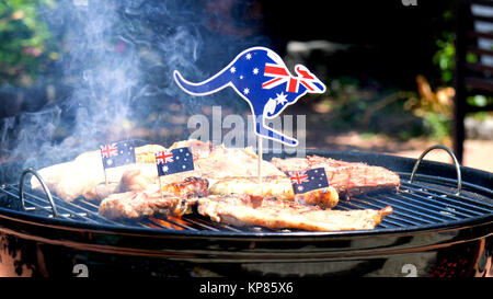 Iconic australisches BBQ Nahaufnahme von Mann kochen Koteletts, sausgaes und Steak, draußen im Garten. Stockfoto