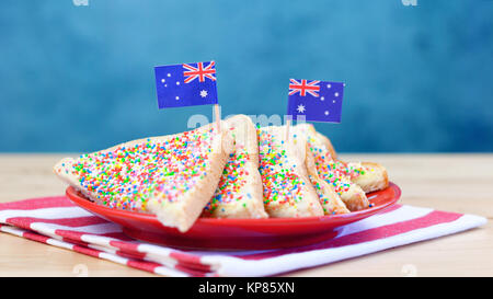 Iconic traditionelle australische Party Food, Märchen Brot, auf einem roten, weißen und blauen Hintergrund. Stockfoto