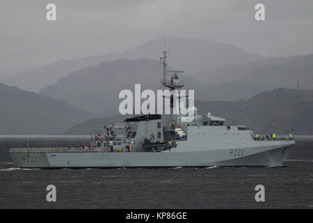 HMS Her (P 222), die erste der Batch 2 River-class Patrol Schiffen für die Royal Navy, während Studien über die Firth of Clyde. Stockfoto