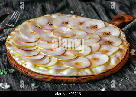 Pizza birne Belag auf einem hölzernen Hintergrund Stockfoto