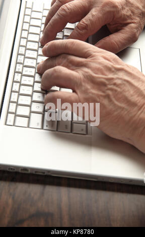 Ältere Mann arbeitet auf Laptop Stockfoto