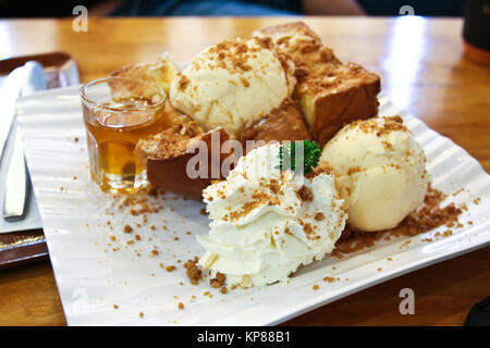 Toast-Brot-Pudding mit Eis Stockfoto