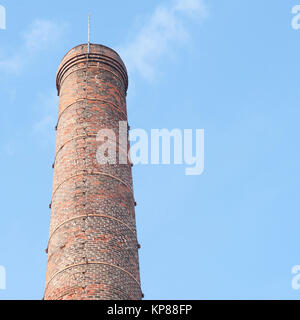 Schornstein von einem alten verlassenen Industriekomplex Stockfoto