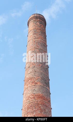 Schornstein von einem alten verlassenen Industriekomplex Stockfoto