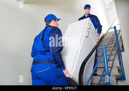 Movers Kühlschrank auf die Schritte zu Hause Stockfoto