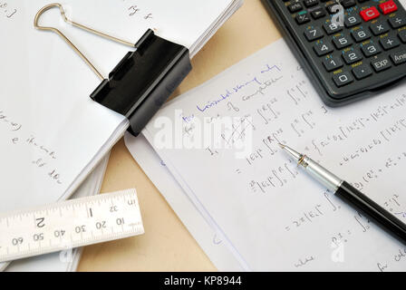 Dokumente und Notizen auf mathematische Gleichungen, Studium und Ausbildung, Forschung und Analyse, und Arbeit und Konzepte. Stockfoto