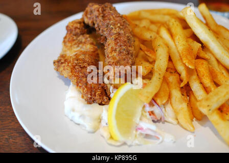 Üppige suchen im westlichen Stil Fisch und Chips. Geeignet für Konzepte wie Ernährung, gesunde Ernährung und Lebensstil, und Essen und Trinken. Stockfoto