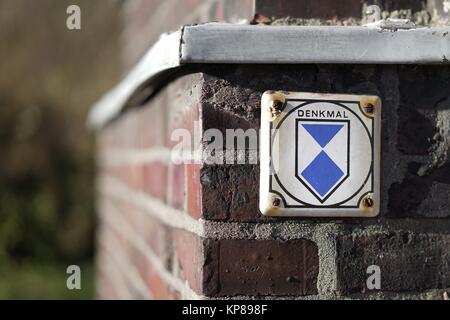 Denkmalschutzschilder an einem alten Gebäude in Magdeburg Stockfoto