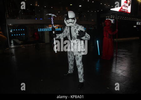 Matthew Johnston aus Tottenham, gekleidet wie eine erste Bestellung stormtrooper Henker, kommt für ein Screening von Star Wars: Der letzte Jedi am Leicester Square in London. Stockfoto