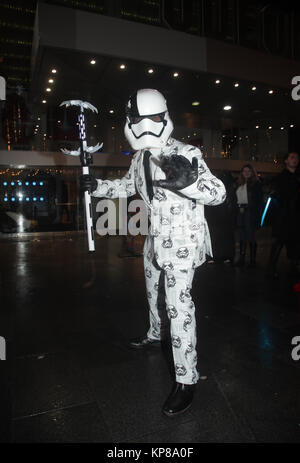 Matthew Johnston aus Tottenham, gekleidet wie eine erste Bestellung stormtrooper Henker, kommt für ein Screening von Star Wars: Der letzte Jedi am Leicester Square in London. Stockfoto