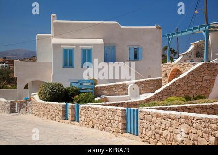 Typisches griechisches Haus blaue Fenster und Türen in weiß getünchten