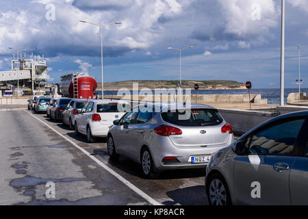 Autos in die Warteschlange gestellt bis die Malta bord Fähre nach Gozo. Stockfoto