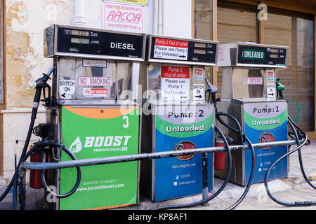 Pumpen auf einer alten Straße Tankstelle, Gozo, Malta. Stockfoto
