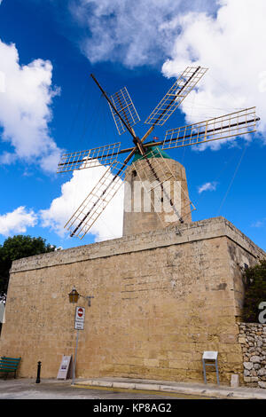 Ta'Kola Windmühle, Xaghra, Gozo, Malta, ein traditionelles Mühle zum Mahlen von Getreide aus den frühen 1700er und beliebte Touristenattraktion. Stockfoto