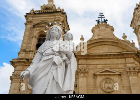 Statue der Jungfrau Maria mit dem Kind Jesus außerhalb der Pfarrkirche in Xaghra, Gozo, Malta. Stockfoto