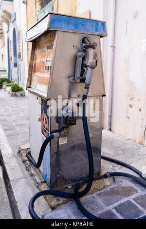 Alten, rostigen Zapfsäule an einem strassenrand Tankstelle Stockfoto