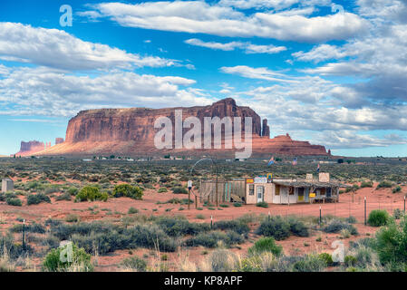 Abgebrochene tourist Shop, beachten Sie die Große 'Dream Catcher' mit Navajo Siedlung im Hintergrund. Arizona-Utah Grenze, USA Stockfoto