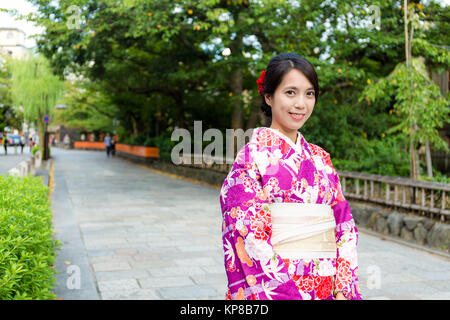 Japanerin mit Kimono in Gion in Kyoto Stockfoto