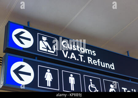 Zeichen für Zoll und MWST Rückerstattung Büro in einem europäischen Flughafen. Stockfoto