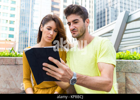 Kaukasische paar Verwendung des Tablet-PC Stockfoto