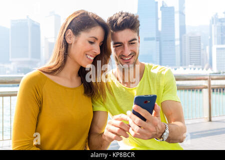 Kaukasische Paar mit dem Handy zusammen Stockfoto